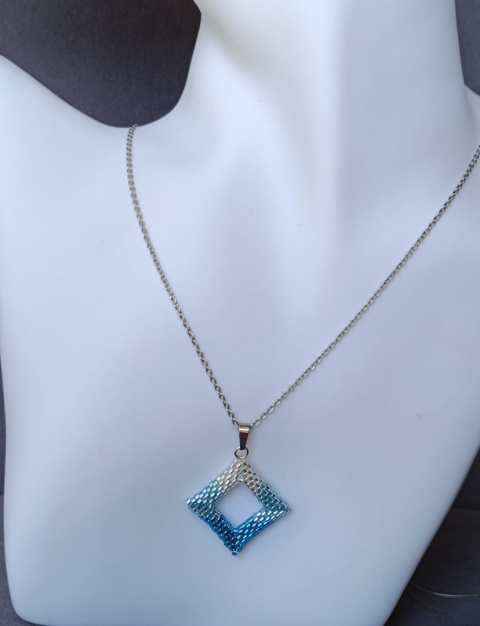 Kwadratowa zawieszka z koralików niebieska Blue Ice3 Kwadratowa zawieszka z koralików niebieska Blue Ice3