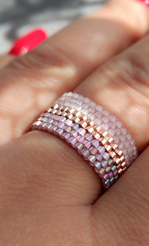 Różowy Pierścionek tkany z koralików - Subtelle Sparkle Różowy Pierścionek tkany z koralików - Subtelle Sparkle