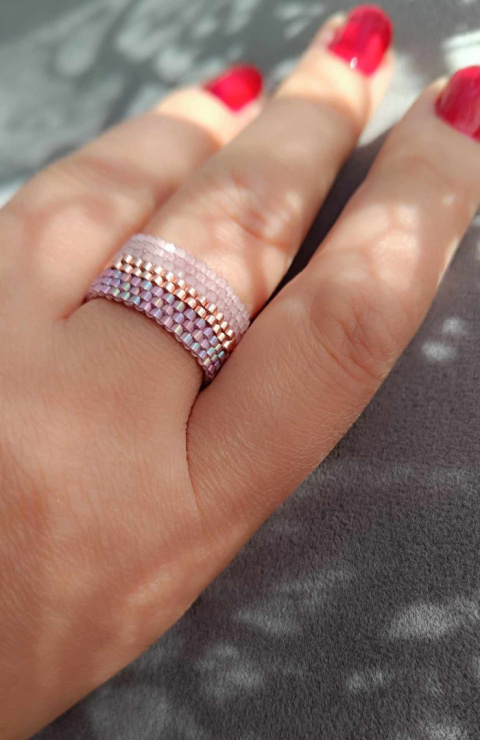 Różowy Pierścionek tkany z koralików - Subtelle Sparkle Różowy Pierścionek tkany z koralików - Subtelle Sparkle