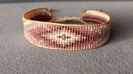 Różowa bransoletka tkana w stylu boho z rozsuwanym zapięciem