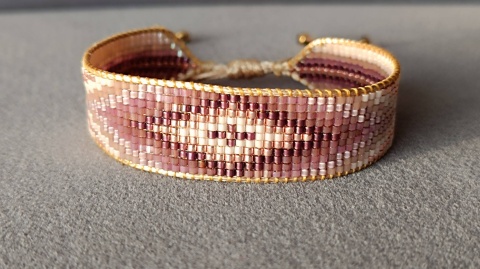 Różowa bransoletka tkana w stylu boho z rozsuwanym zapięciem