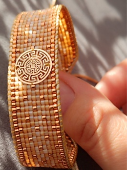 Złota bransoletka tkana z koralików Miyuki z rozetą - Orienta Green