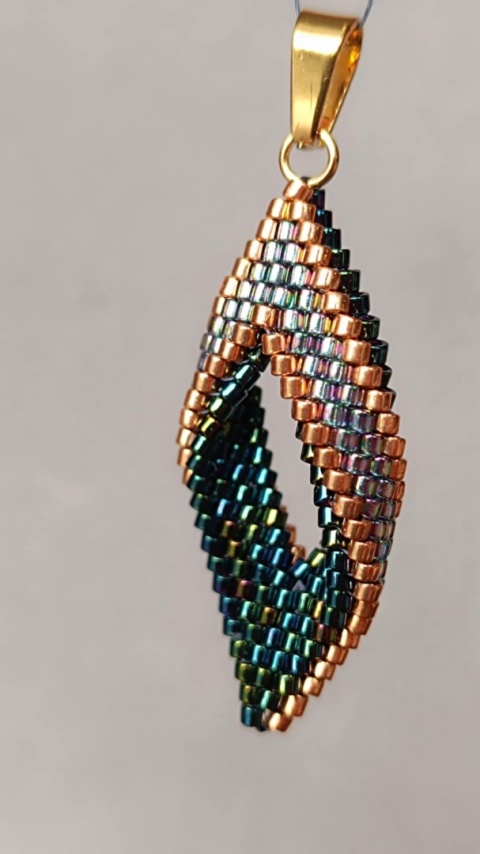 Szafirowa zawieszka z koralików Sapphire Whispers Lumina Szafirowa zawieszka z koralików Sapphire Whispers Lumina